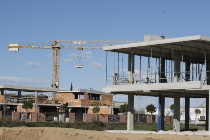 Imagen reciente de edificios en construcción en Lleida.