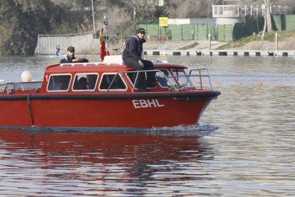 Una barca de la Armada comenzó ayer a buscar a Marta del Castillo en el Guadalquivir.