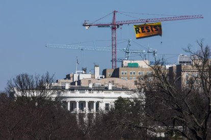 Greenpeace llama a “Resistir” con un gran cártel cerca de la Casa Blanca después de la aprobación de la construcción de dos oleoductos.