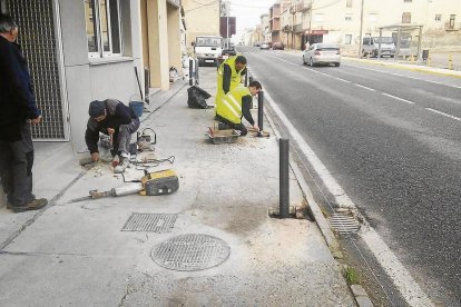 Els operaris instal·lant les pilones al tram de la C-53.