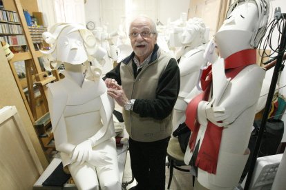 El artista leridano Joaquín Ureña posa, sin sus habituales pinceles, entre sus esculturas de papel. 