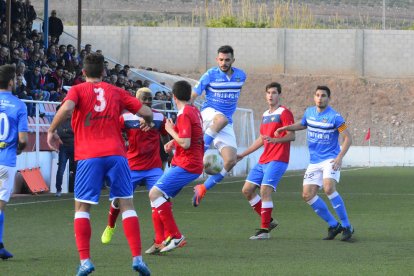 Òscar Rubio intenta controlar un balón en una acción del partido de ayer.