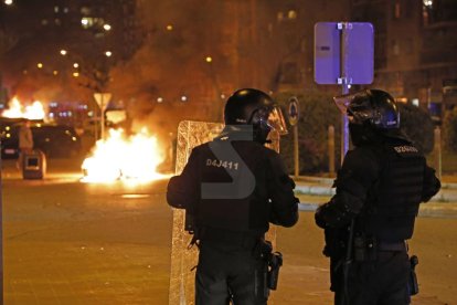 Grups radicals van protagonitzar disturbis després de la concentració pacífica convocada per demanar la llibertat del raper Pablo Hasel.