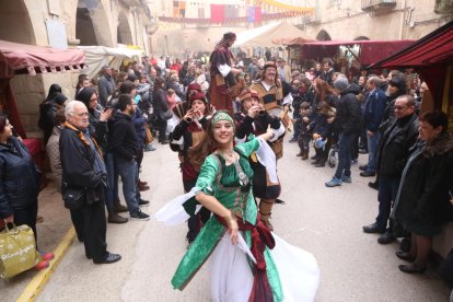 El pasacalles con algunos de los protagonistas de los actos del Mercat Medieval de Arbeca.