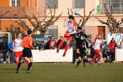 El Linyola y el Mollerussa disputaron un emocionante encuentro en el que acabó imponiéndose el equipo visitante.