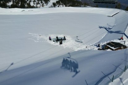 Imatge de l’inici de la temporada de busseig sota el gel a Port Ainé, al Sobirà.