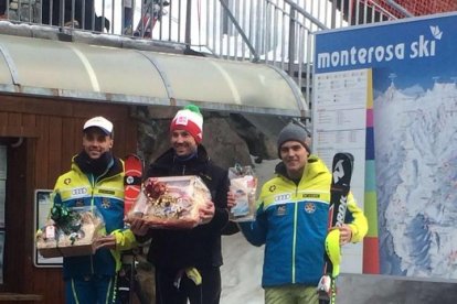 Àlex Puente, a la derecha, en el podio de la cita de Gressoney.