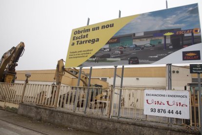 Les màquines treballaran aquesta setmana per enderrocar les antigues naus de construcció.