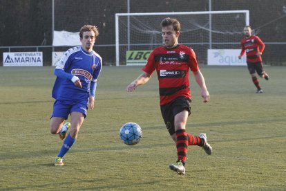 Un jugador del EFAC Almacelles disputa el balón ante un jugador del Reus B en una jugada en el centro del campo.