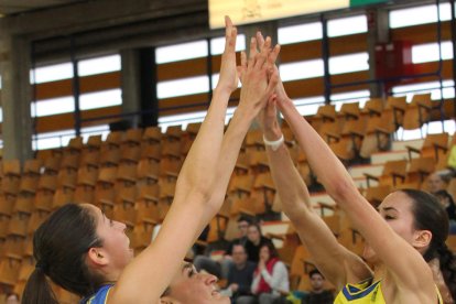 Bahí y Arrojo intentan taponar a una jugadora del Araski, en una acción del partido de ayer.