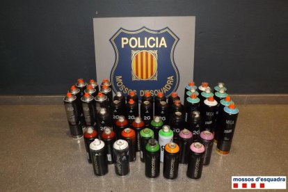 Els pots d’esprai requisats pels Mossos i la Policia Local.