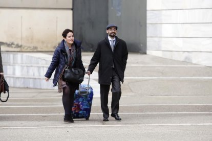 L’exdirector de l’aeroport, Alberto López, ahir a l’entrada dels jutjats de Lleida.