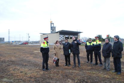 Las autoridades, visitando los terrenos donde se prevé construir el Área Básica Policial. 