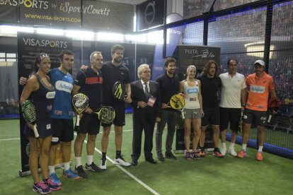 Piqué, Puyol y Albert Costa, entre otros, ayer durante el acto de inauguración de unas pistas de pádel.