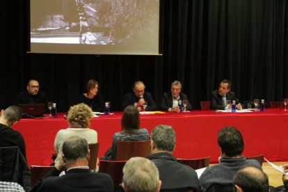 Cerca de medio centenar de socios asistieron ayer a la asamblea ordinaria del club.