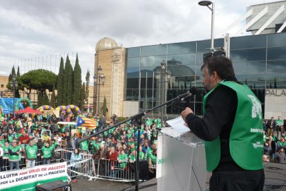 Joan Caball es dirigeix als participants a la protesta de Barcelona