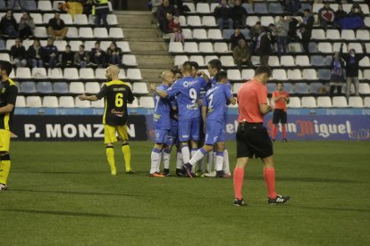 Un moment del partit entre el Lleida Esportiu i el Prat.