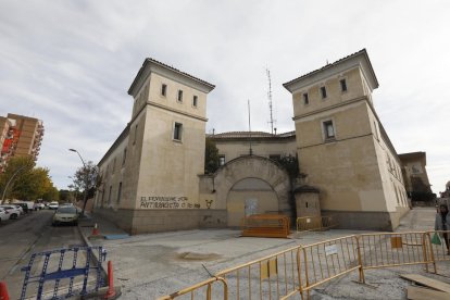 Vista del exterior de la antigua comisaría en la esquina de las calles Camp de Mart y Sant Martí.