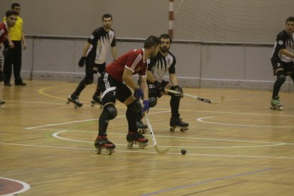 David Ballestero controla la bola ante la presión de Xavier Aldrich, jugador del Palafrugell.