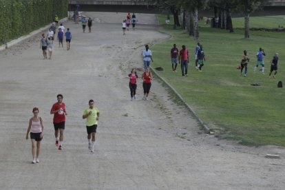 Imagen de archivo de leridanos practicando el running en la canalización del río Segre. 