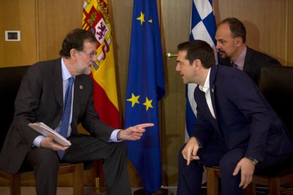 El jefe del Ejecutivo, Mariano Rajoy, conversa con su homólogo griego, Alexis Tsipras.