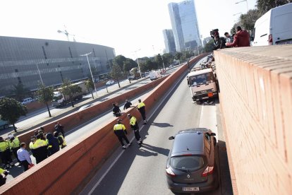 Los Mossos d'Esquadra han detenido esta mañana al conductor de un camión de butano robado que circulaba contra dirección por la Ronda Litoral de BarcelonaLos Mossos d'Esquadra han detenido esta mañana al conductor de un camión de butano robado que circulaba contra dirección por la Ronda Litoral de Barcelona