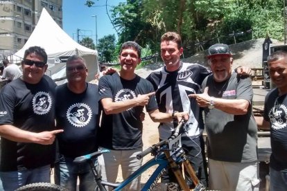 Pol Bonet junto a Pep Roca y otros miembros de la organización.