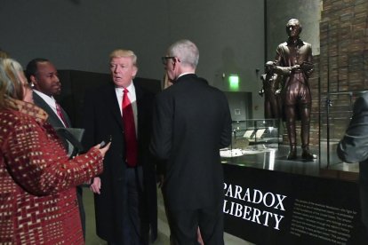 Trump, durant la visita al Museu Nacional d’Història.