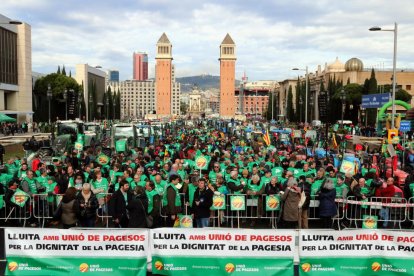 Imatge general de la concentració de la Marxa Pagesa a l’avinguda Maria Cristina de Barcelona.