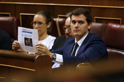 Albert Rivera muestra desde su escaño una información de un periódico en el Congreso.