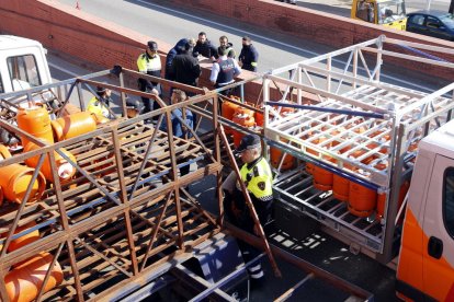 Otro vehículo recoge las bombonas de butano del camión robado ayer por la mañana en Barcelona.