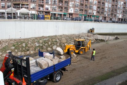 Los operarios trabajan durante esta semana en el muro nuevo. 