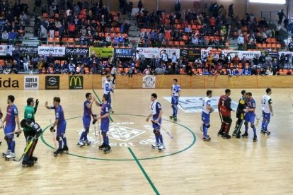 Los jugadores se saludan al final del encuentro