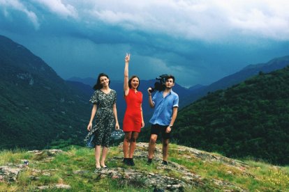 Guillem Atienza, cámara en ristre durante el rodaje el año pasado en Aran, junto a las protagonistas del corto, Aitana Giralt y Yarik Umanets. Sobre estas líneas, cartel del film.