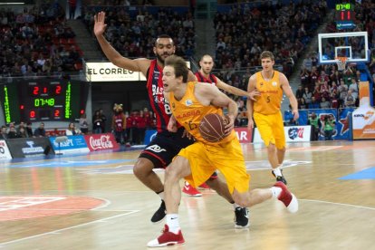 Koponen bota el balón presionado por Adam Hanga, del Baskonia.