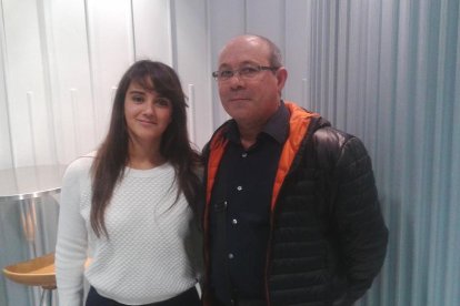 Jimena Ortiz, jugadora argentina del CP Vila-sana, i Ramon Porta, president, ahir a Lleida Televisió.