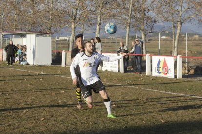 Una acción del partido con un jugador de cada equipo pugnando por el balón.