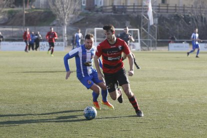 Un jugador de l’EFAC Almacelles surt amb la pilota controlada davant de la pressió d’un contrari.