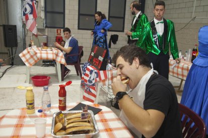 Uno de los participantes en el concurso de comer bocadillos, el pasado sábado en Agramunt.