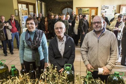 El president, Ramon Torrell (al centre), ahir amb l’alcalde i la historiadora Ernestina Vallverdú.