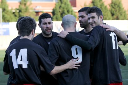 Els jugadors de l’Alpicat celebren un dels gols.