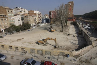 Parte de la fachada de Magisteri de Sant Martí y Camp de Mart se conserva para cerrar el solar.  