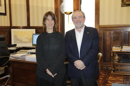 La cantant Lídia Pujol i el president de la Diputació, Joan Reñé.