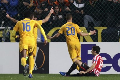 Els jugadors de l’Apoel celebren un dels gols davant de l’Athletic.