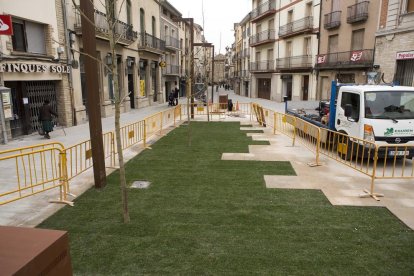 La calle General Güell de Cervera, aún en obras.