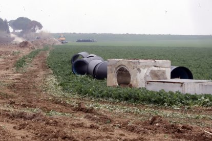 Les obres en aquesta zona de Gimenells on s’instal·larà la conducció principal de més de quatre quilòmetres de longitud.