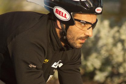 Joan Paredes arribant a meta en una prova mundial de Half Ironman.