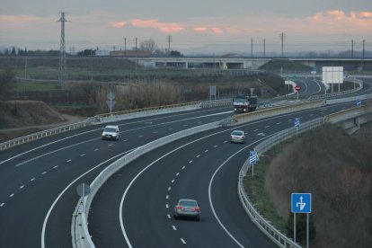 Imatge de la variant sud, que actualment només enllaça l’accés a l’autopista amb l’LL-11.