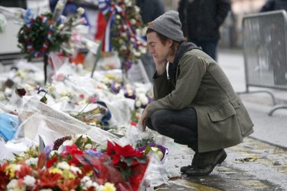 Julian Dorio, batería del grupo estadounidense de rock Eagles of Death Metal, la banda que sonaba en la sala Bataclan cuando tres terroristas suicidas irrumpieron y mataron a 89 personas, rinde homenaje a las víctimas frente al simbólico local en la capital gala.