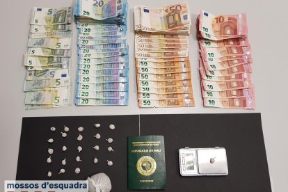 Els mossos van trobar al pis dels detinguts24 embolcalls d'heroïna, preparada per una venda imminent, i una bossa amb 44 grams d'heroïna, amb un pes total de 52,8 grams, 3.900 euros en efectiu i una bàscula de precisió.